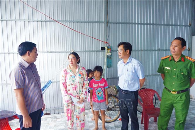 Lãnh đạo UBND xã Phan Ngọc Hiển đến thăm hỏi, động viên gia đình sau vụ việc thương tâm. Ảnh: TTXVN phát