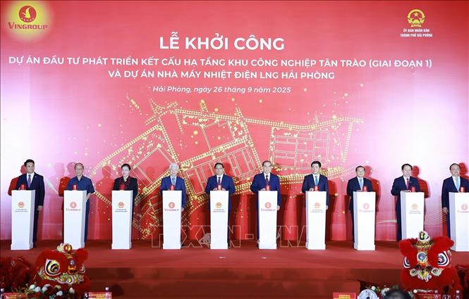 Thủ tướng Phạm Minh Chính và các đại biểu khởi công Dự án Đầu tư phát triển kết cấu hạ tầng khu công nghiệp Tân Trào (giai đoạn 1) và Dự án Nhà máy Nhiệt điện LNG Hải Phòng. Ảnh: Dương Giang-TTXVN 