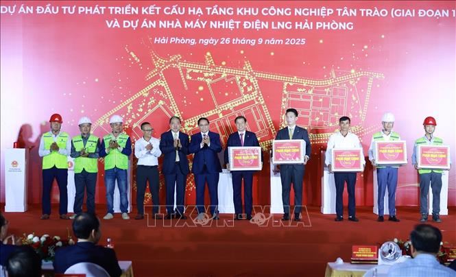 Thủ tướng Phạm Minh Chính tặng quà cho các đơn vị thi công Dự án Đầu tư phát triển kết cấu hạ tầng khu công nghiệp Tân Trào (giai đoạn 1) và Dự án Nhà máy Nhiệt điện LNG Hải Phòng. Ảnh: Dương Giang-TTXVN 
