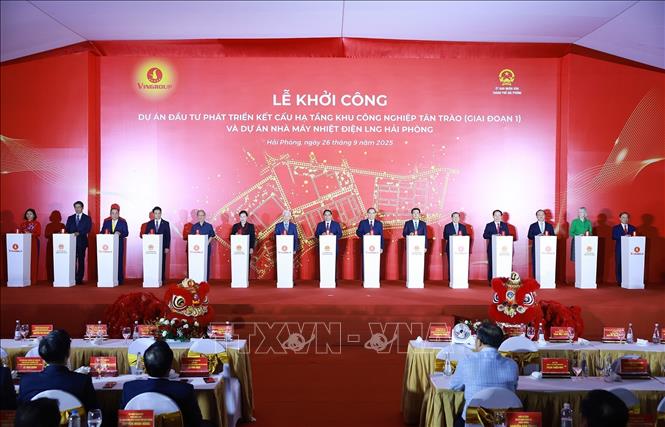 Thủ tướng Phạm Minh Chính và các đại biểu khởi công Dự án Đầu tư phát triển kết cấu hạ tầng khu công nghiệp Tân Trào (giai đoạn 1) và Dự án Nhà máy Nhiệt điện LNG Hải Phòng. Ảnh: Dương Giang-TTXVN 
