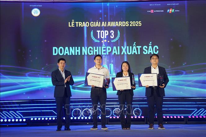 Tập đoàn Công nghệ Tài chính MoMo; Công ty Cổ phần GreenNode; Công ty TNHH FPT Smart Cloud vinh danh giải 3 doanh nghiệp AI xuất sắc. Ảnh: Thu Phương - TTXVN