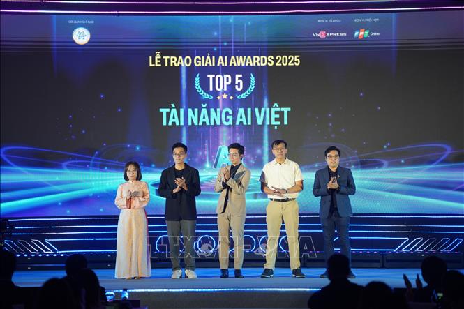 5 cá nhân xuất sắc được gọi tên trong Giải thưởng Tài năng AI Việt. Ảnh: Thu Phương - TTXVN