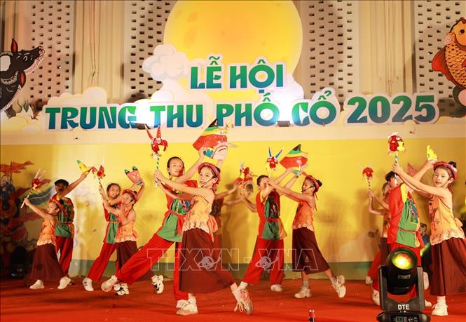 Các bạn nhỏ biểu diễn tại chương trình. Ảnh: Khánh Hoà - TTXVN