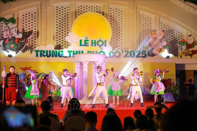 Biểu diễn nghệ thuật tại chương trình. Ảnh: Khánh Hoà - TTXVN