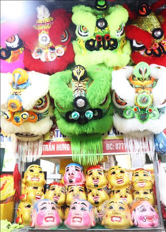 Large unicorn heads and Earth God masks handcrafted on Tran Hung Dao street, Phu Xuan ward, Hue city. Photo: Nguyen Ly - VNA