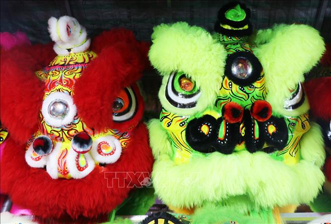 Large and colorful unicorn heads crafted by Mr. Truong Nhu Rem on Tran Hung Dao street, Phu Xuan ward, Hue city. Photo: Nguyen Ly - VNA