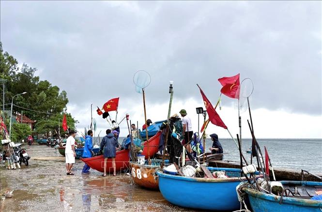 Ngư dân làng biển tỉnh Nghệ An đưa phương tiện khai thác hải sản lên bờ tránh trú bão. Ảnh: TTXVN phát 