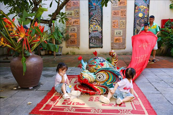 Những chiếc đầu sư tử hấp dẫn thiếu nhi tìm hiểu, khám phá như một món quà ý nghĩa dịp Tết Trung thu. Ảnh: Thanh Tùng - TTXVN 
