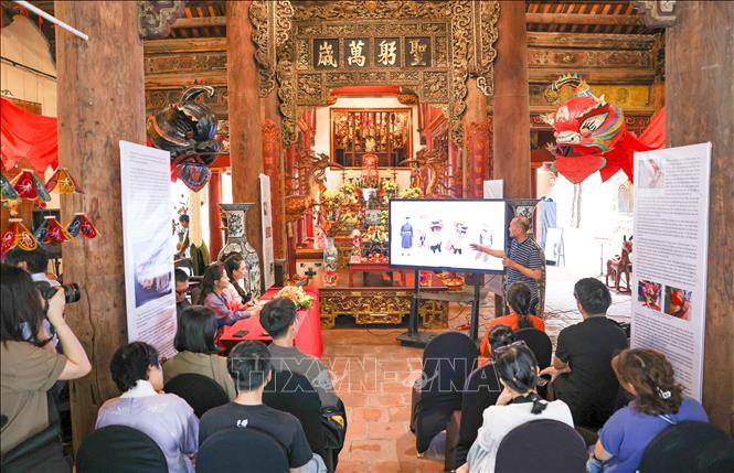 Các nhà nghiên cứu, diễn giả cùng tọa đàm giới thiệu dự án Trăng ta - tái hiện đầu sư tử truyền thống và ứng dụng di sản trong đời sống đương đại. Ảnh: Thanh Tùng - TTXVN 