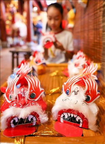 Khác với đầu lân Nam Bộ chịu ảnh hưởng người Hoa, đầu sư tử Bắc Bộ mang đậm dấu ấn sáng tạo người Việt, đặc biệt là đôi lông mày cá chép - biểu tượng của nền văn minh lúa nước. Ảnh: Thanh Tùng - TTXVN 
