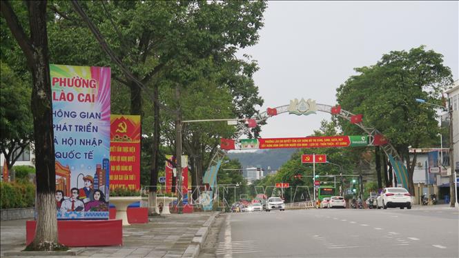 Các tuyến phố của phường biên giới Lào Cai đã được trang hoàng cờ hoa, pano, áp phích... tạo nên không khí rộn ràng hướng về ngày hội lớn của tỉnh. Ảnh: Hương Thu TTXVN                 