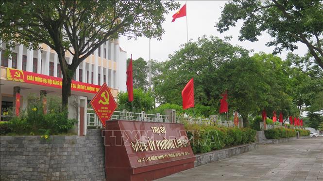 Trụ sở Đảng ủy phường biên giới Lào Cai trang hoàng chào mừng ngày hội lớn của tỉnh. Ảnh: Hương Thu TTXVN