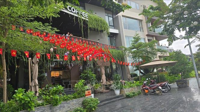 Nhiều nhà hàng ở phường biên giới Lào Cai treo cờ chào mừng sự kiện lớn của tỉnh. Ảnh: Hương Thu TTXVN