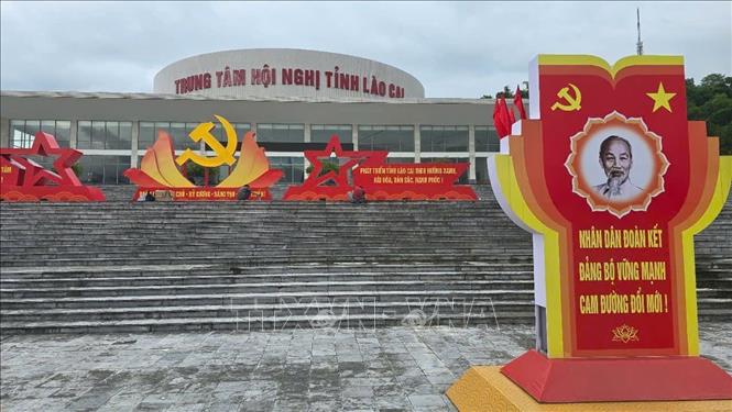 Khu vực Trung tâm hội nghị tỉnh Lào Cai tại phường Cam Đường đã được trang hoàng pano, áp phích... tạo nên không khí rộn ràng hướng về ngày hội lớn của tỉnh. Ảnh: Hương Thu TTXVN
