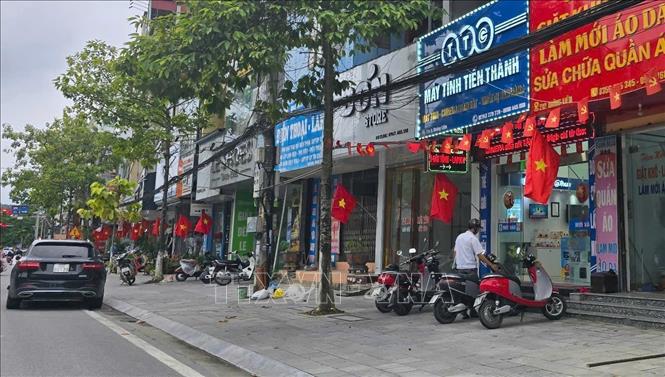 Các ngôi nhà ở phường biên giới Lào Cai được treo cờ chào mừng sự kiện lớn của tỉnh. Ảnh: Hương Thu TTXVN