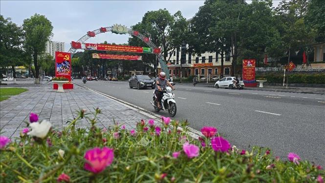 Các tuyến phố của phường biên giới Lào Cai đã được trang hoàng cờ hoa, pano, áp phích... tạo nên không khí rộn ràng hướng về ngày hội lớn của tỉnh. Ảnh: Hương Thu TTXVN