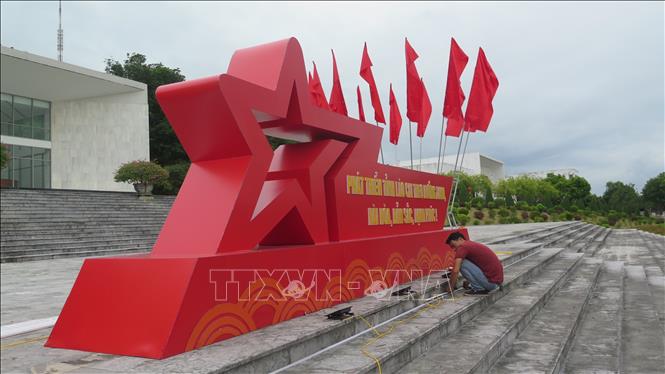 Những người thợ đang hoàn thành phần việc cuối cùng trang hoàng các công trình hướng về ngày hội lớn của tỉnh. Ảnh: Hương Thu TTXVN