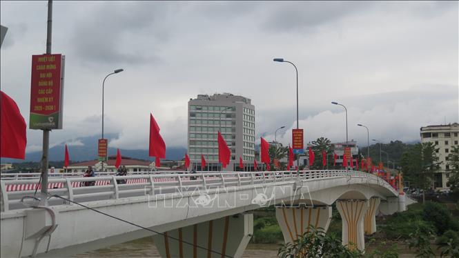 Cây cầu Cốc Lếu ở phường biên giới Lào Cai, tỉnh Lào Cai được trang hoàng rực rỡ. Ảnh: Hương Thu TTXVN