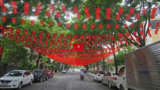 Các tuyến phố ở phường biên giới Lào Cai treo cờ rực rỡ chào mừng sự kiện lớn của tỉnh. Ảnh: Hương Thu TTXVN