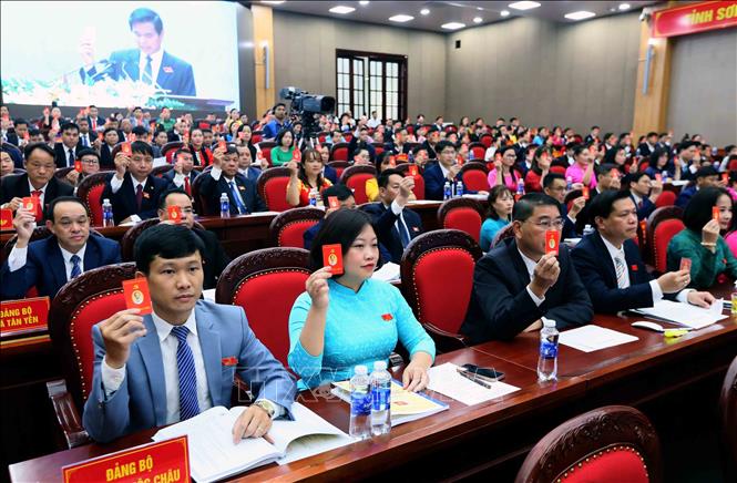 Đại biểu biểu quyết thông qua chương trình làm việc tại Đại hội. Ảnh: Quang Quyết - TTXVN