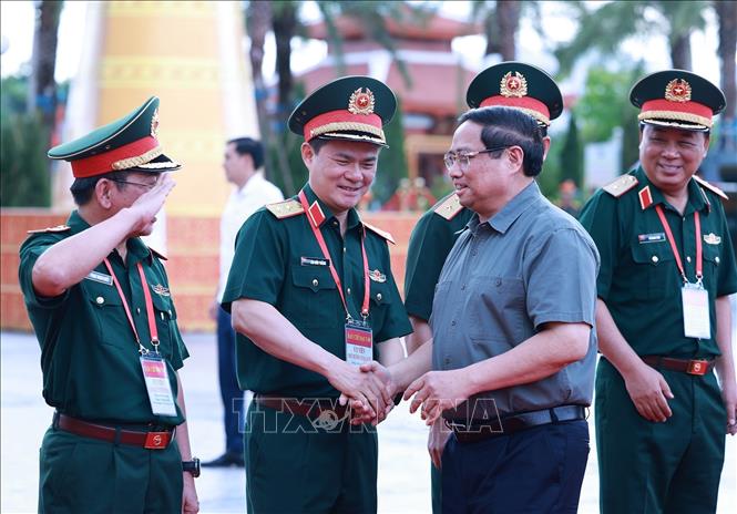 Thủ tướng Phạm Minh Chính với lãnh đạo Bộ Quốc phòng. Ảnh: Dương Giang-TTXVN 
