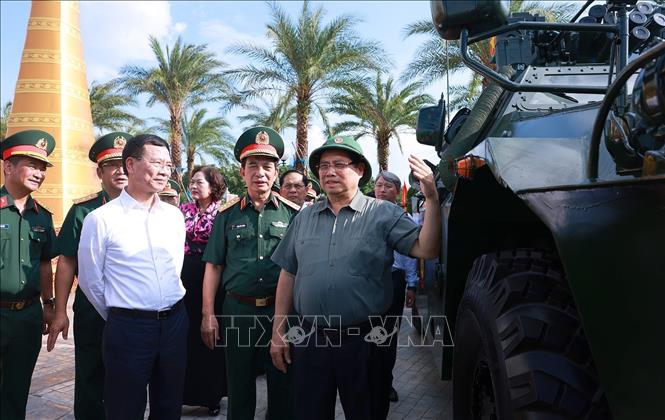 Thủ tướng Phạm Minh Chính tham quan sản phẩm Công nghiệp quốc phòng. Ảnh: Dương Giang-TTXVN 
