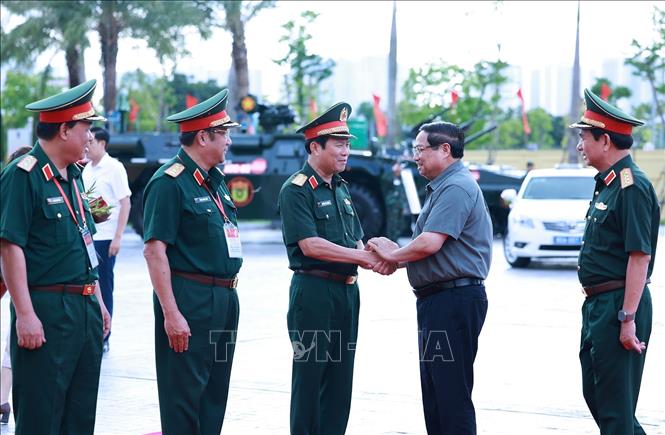 Thủ tướng Phạm Minh Chính với lãnh đạo Bộ Quốc phòng. Ảnh: Dương Giang-TTXVN 
