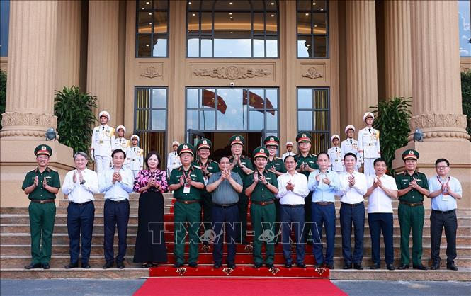 Thủ tướng Phạm Minh Chính với lãnh đạo Quân uỷ Trung ương, Bộ Quốc phòng và Tổng cục Công nghiệp quốc phòng. Ảnh: Dương Giang-TTXVN 
