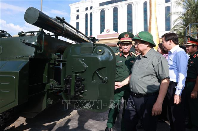 Thủ tướng Phạm Minh Chính tham quan sản phẩm Công nghiệp quốc phòng. Ảnh: Dương Giang-TTXVN 
