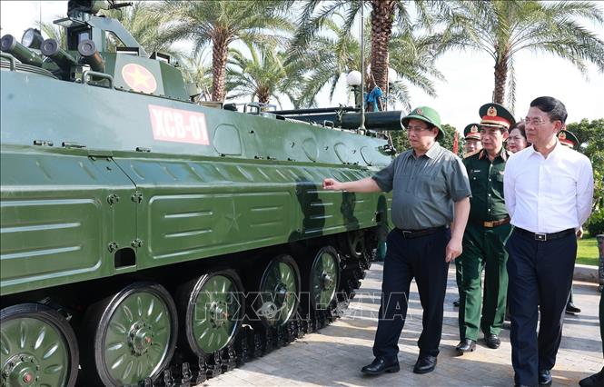 Thủ tướng Phạm Minh Chính tham quan sản phẩm Công nghiệp quốc phòng. Ảnh: Dương Giang-TTXVN 
