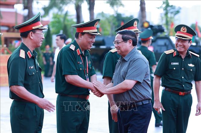 Thủ tướng Phạm Minh Chính với lãnh đạo Bộ Quốc phòng. Ảnh: Dương Giang-TTXVN 
