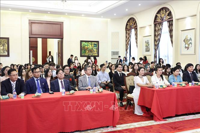 Đại sứ Việt Nam tại Trung Quốc Phạm Thanh Bình cùng các cán bộ Đại sứ quán, đại diện cộng đồng và doanh nghiệp Việt Nam tại Trung Quốc tham dự chương trình. Ảnh: Công Tuyên-PV TTXVN tại Trung Quốc