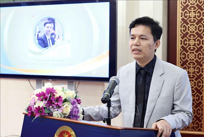 Chủ tịch Hội lưu học sinh Việt Nam tại Bắc Kinh Đỗ Văn Thành phát biểu chia sẻ những kinh nghiệm học tập tại Bắc Kinh cho các tân lưu học sinh. Ảnh: Công Tuyên-PV TTXVN tại Trung Quốc