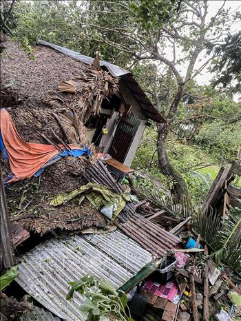 Căn nhà bị phá huỷ do bão Bualoi ở tỉnh Masbate, Philippines ngày 26/9/2025. Ảnh: THX/TTXVN