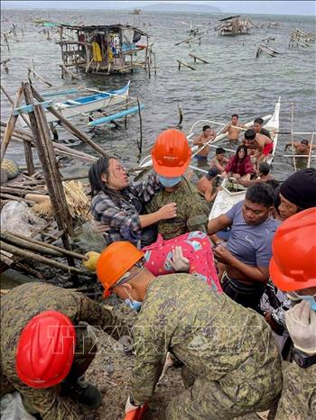 Binh sĩ quân đội Philippines sơ tán người dân khỏi khu vực bão Bualoi đổ bộ ở tỉnh Samar, ngày 26/9/2025. Ảnh: THX/TTXVN