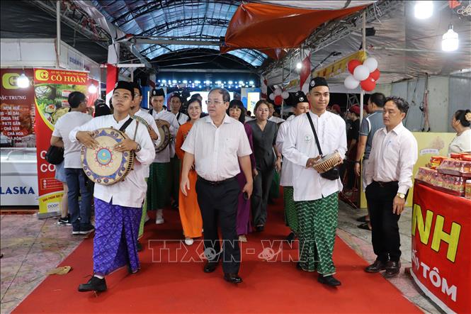 Các đại biểu tham quan các gian hàng. Ảnh: Lê Huy Hải - TTXVN