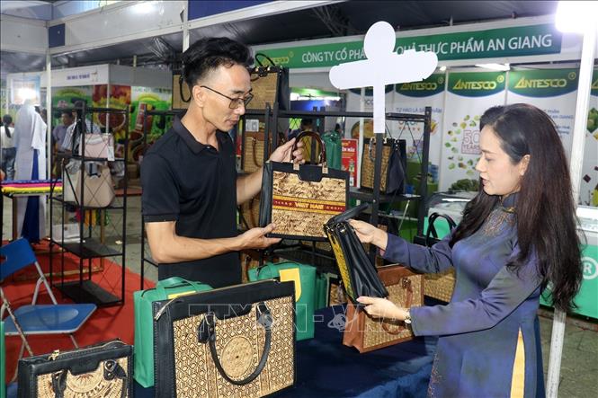 Gian hàng trưng bày sản phẩm OCOP phục vụ người dân và du khách. Ảnh: Lê Huy Hải - TTXVN 