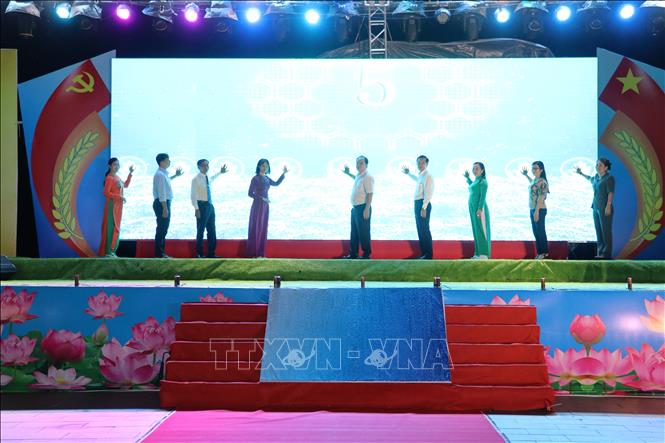 Các đại biểu thực hiện nghị thức khai mạc. Ảnh: Lê Huy Hải - TTXVN 