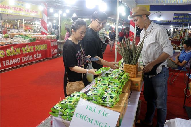 Gian hàng trưng bày sản phẩm OCOP phục vụ người dân và du khách. Ảnh: Lê Huy Hải - TTXVN 