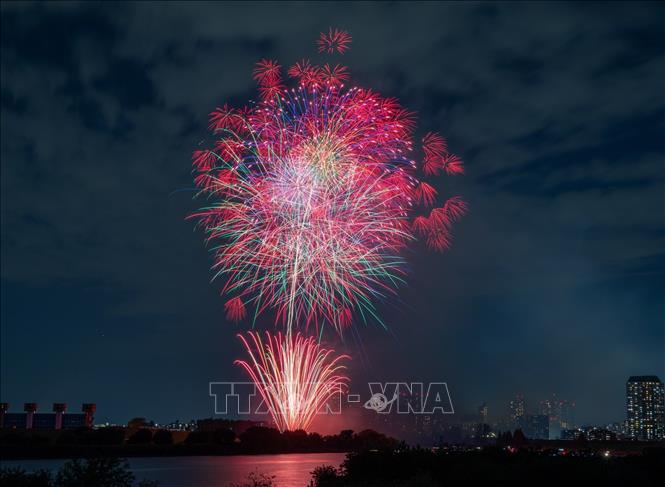 “Red x Blue Sparkle Gate” là sự kiện pháo hoa thường niên được mong đợi nhất trong mùa Thu tại Tokyo. Ảnh: Xuân Giao – PV TTXVN tại Nhật Bản