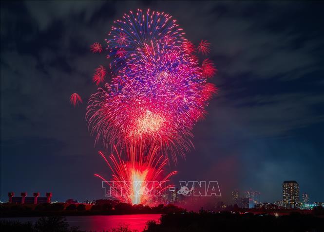 Sự kết hợp giữa hai loại pháo hoa Đỏ (Red) và Xanh lam (Blue) theo đúng tên gọi của lễ hội. Ảnh: Xuân Giao – PV TTXVN tại Nhật Bản