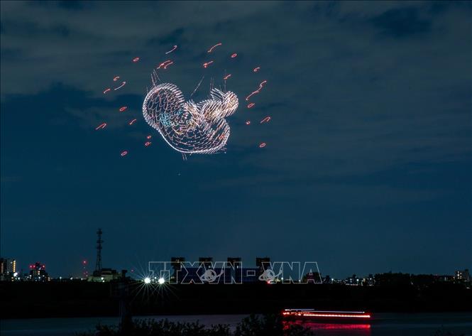 Màn trình diễn máy bay không người lái theo đúng chủ đề 