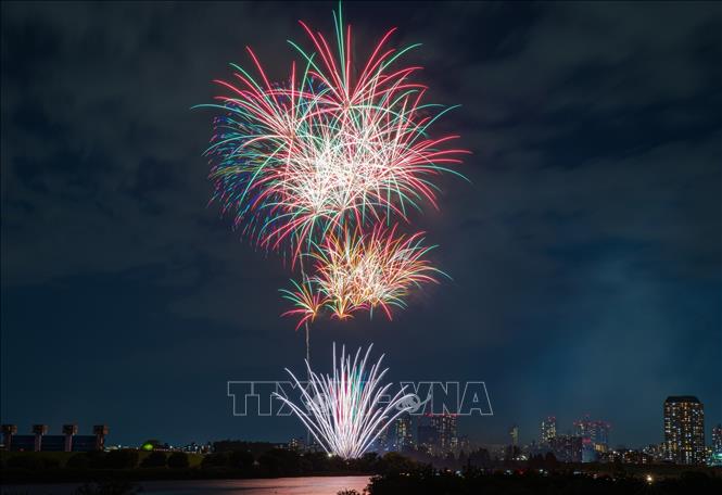 Hơn 10.000 quả pháo hoa được bắn liên tục trong thời gian từ 18h30 - 19h30 bên bờ sông Arakawa, quận Kita, Tokyo. Ảnh: Xuân Giao – PV TTXVN tại Nhật Bản