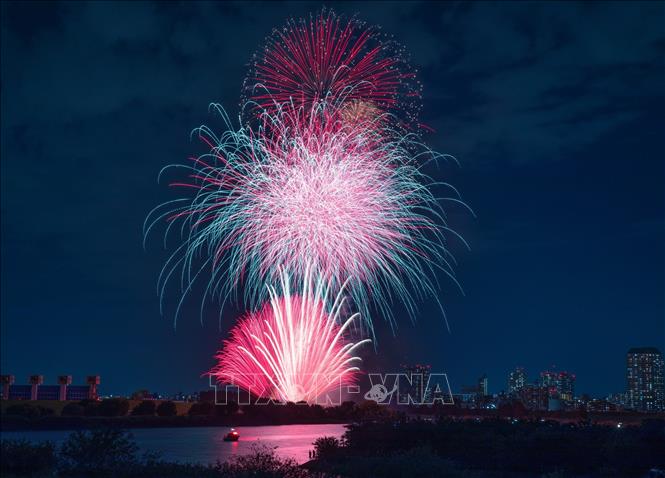 Red x Blue Sparkle Gate là lễ hội pháo hoa được mong chờ nhất trong mùa Thu tại Tokyo. Ảnh: Xuân Giao – PV TTXVN tại Nhật Bản