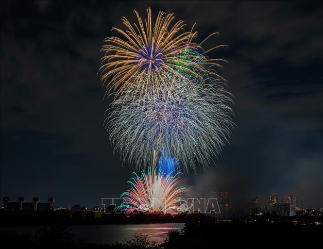 Pháo hoa bắn theo nhịp điệu của từng bài nhạc nền là điều đặc biệt tại “Red x Blue Sparkle Gate”. Ảnh: Xuân Giao – PV TTXVN tại Nhật Bản