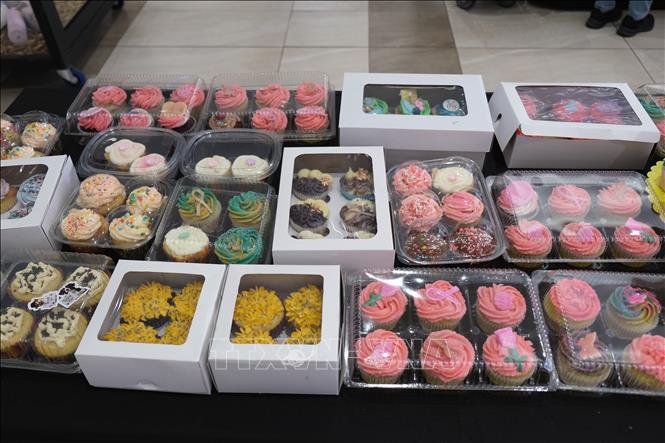 Những chiếc bánh cupcake xinh xắn được những người nướng bánh quyên góp cho sự kiện gây quỹ cho bệnh nhi ung thư. Ảnh: Hồng Minh - Pv TTXVN tại Nam Phi