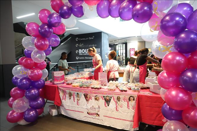 Quầy bán bánh cupcake gây quỹ cho bệnh nhi ung thư tại trung tâm thương mại Menlyn Main ở thủ đô Pretoria, một trong 79 trung tâm thương mại trên toàn quốc tham gia sự kiện. Ảnh: Hồng Minh - Pv TTXVN tại Nam Phi
