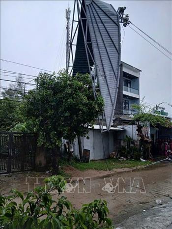 Khung và mái tôn bị cuốn bay do ảnh hưởng cơn bão số 10. Ảnh: TTXVN phát