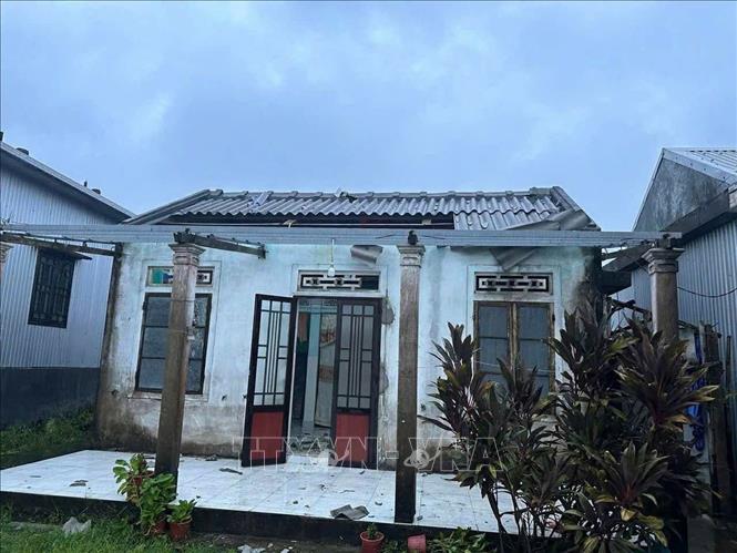Nhà dân tại xã Quảng Điền bị tốc mái. Ảnh: TTXVN phát