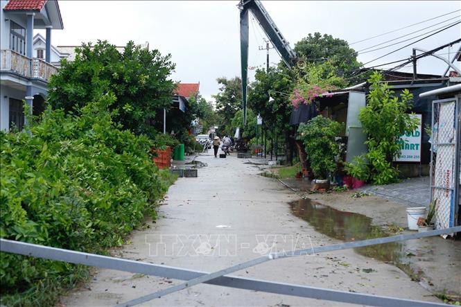 Hàng chục nhà dân xã Quảng Điền, thành phố Huế bị hư hỏng nặng. Ảnh: Mai Trang - TTXVN 